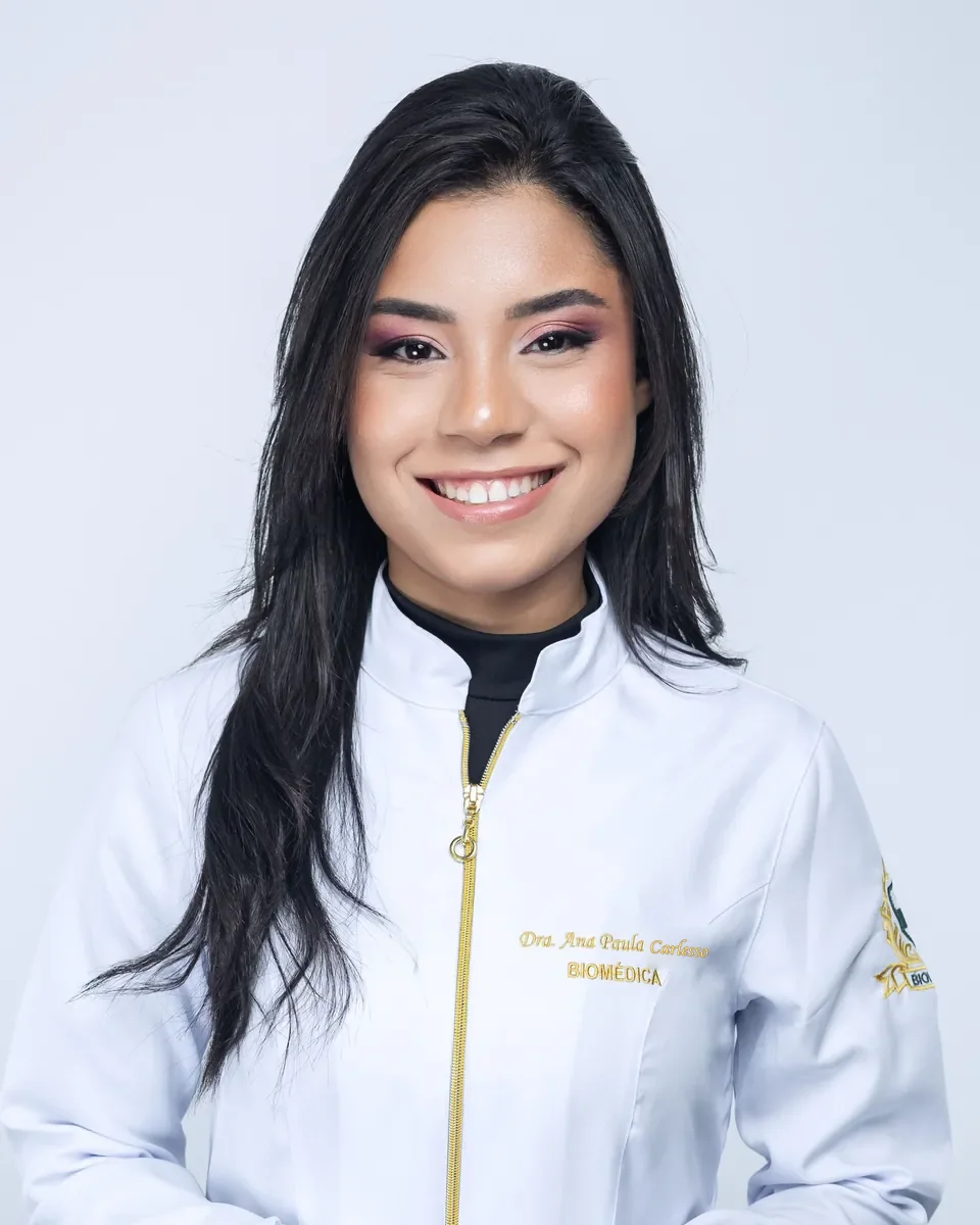 Dra. Ana Paula Carlesso sorrindo, de jaleco branco