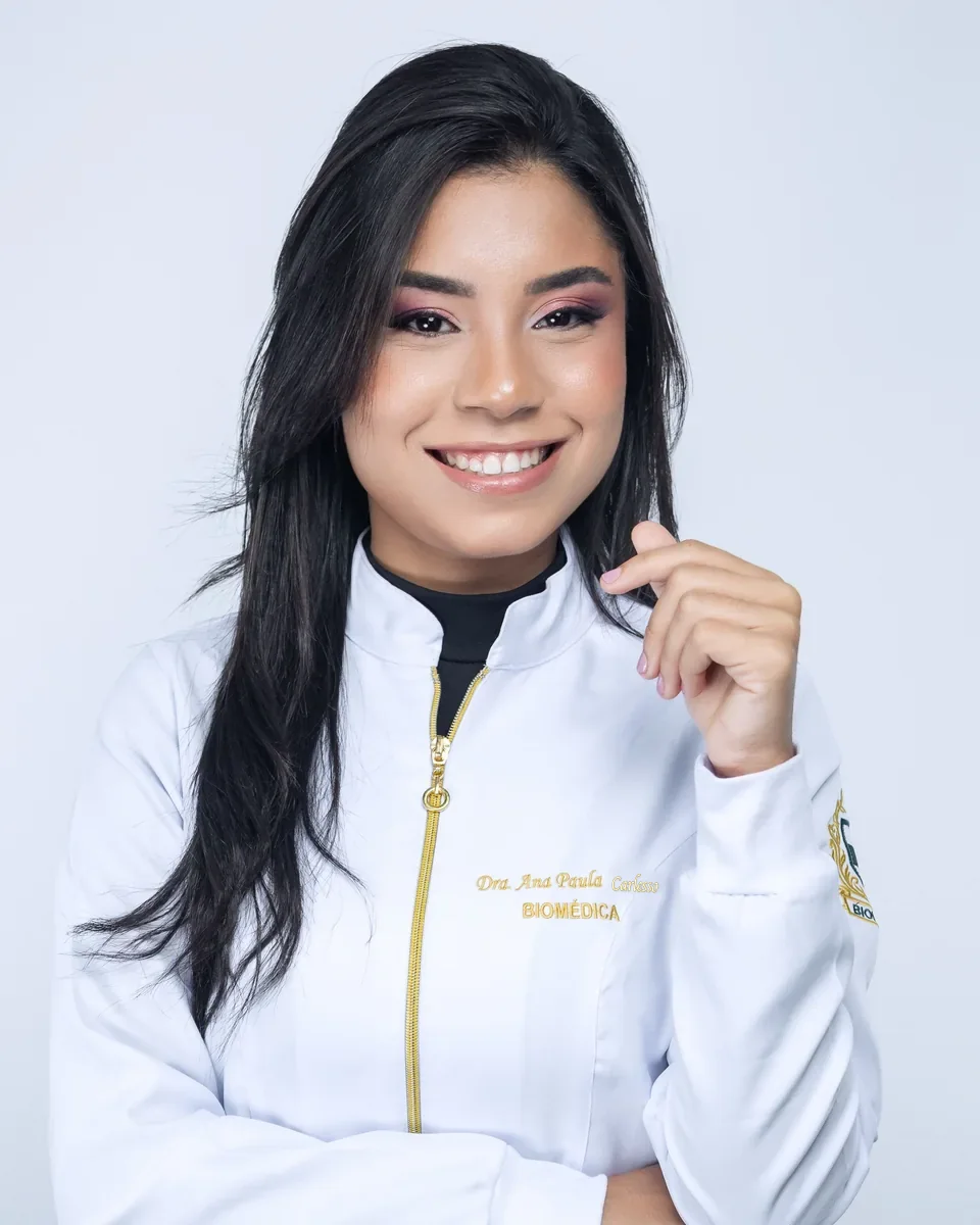 Dra. Ana Paula Carlesso sorrindo, de jaleco
